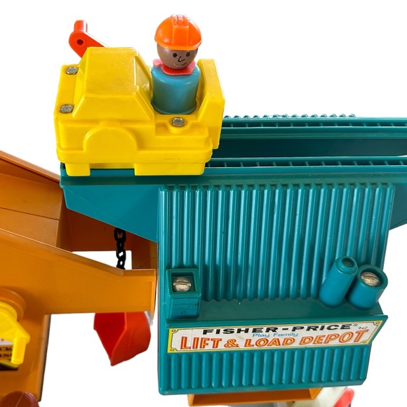 Vintage 1979 Fisher Price Lift and Load Depot - Picture 3 of 7